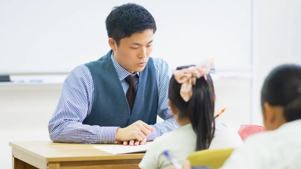 塾長が小学生の塾生に授業する様子